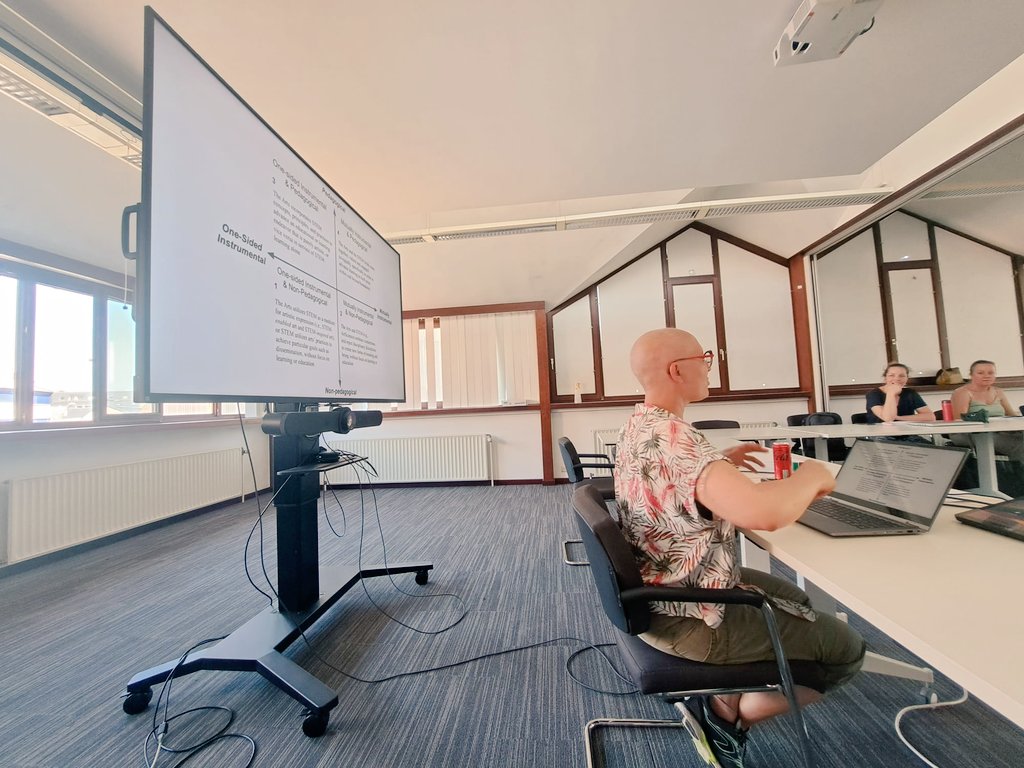 Le certificat #edusteam, c'est reparti. Après une trêve d'été, les choses sérieuses commencent : débat sur ce que sont les #stem (qui intègrent bien plus que ce qu'on pense, y compris les sciences "douces") et l'approche #steam. Animation avec mon binôme 🩷 <a href="/BoraitaF/">Boraita Fanny</a> #steamuli