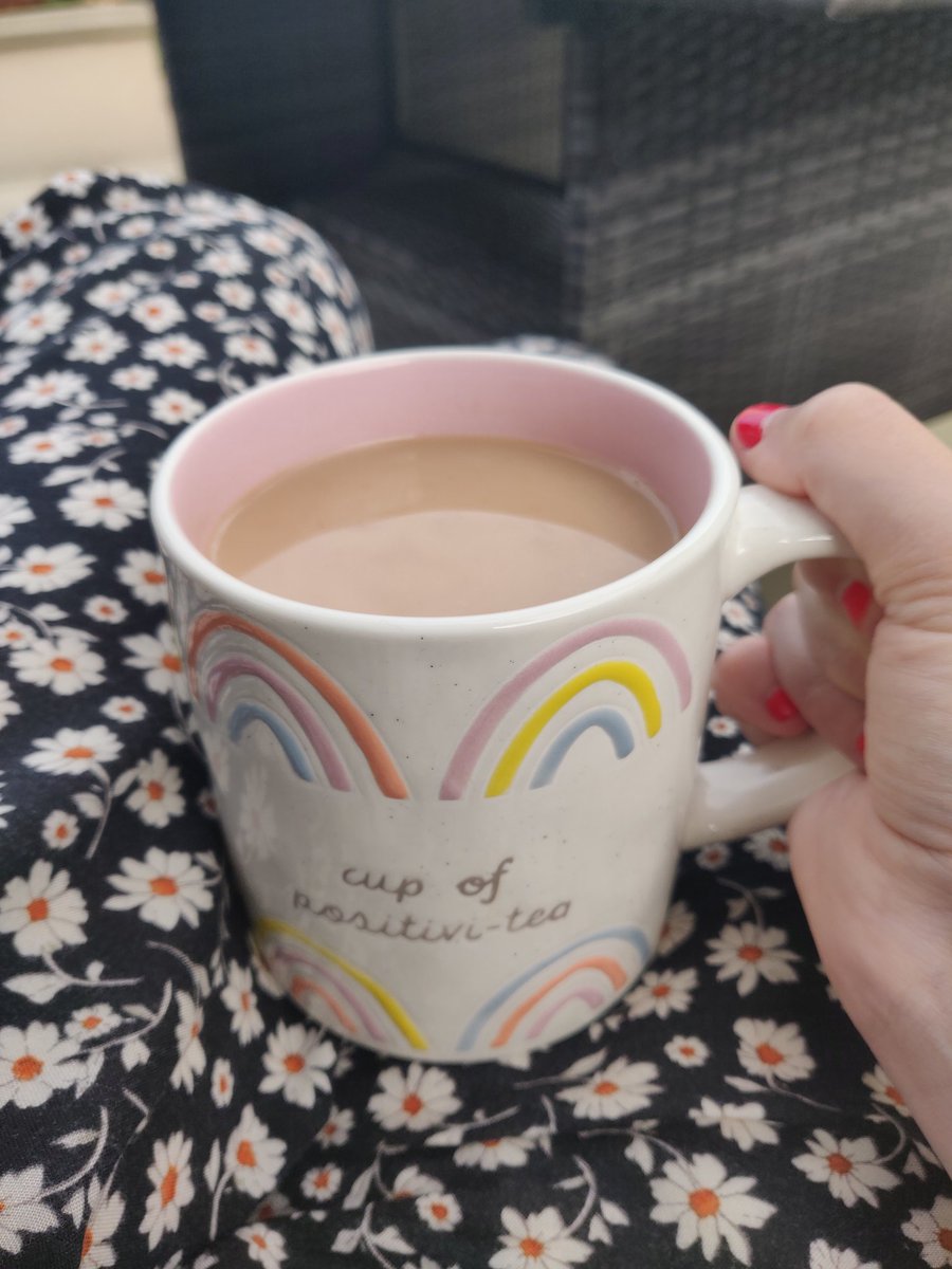 FarnanNatalie's tweet photo. @tetleyuk giant cups of tea in the garden #sundayvibes 💙☕ https://t.co/81O7GnFuI6