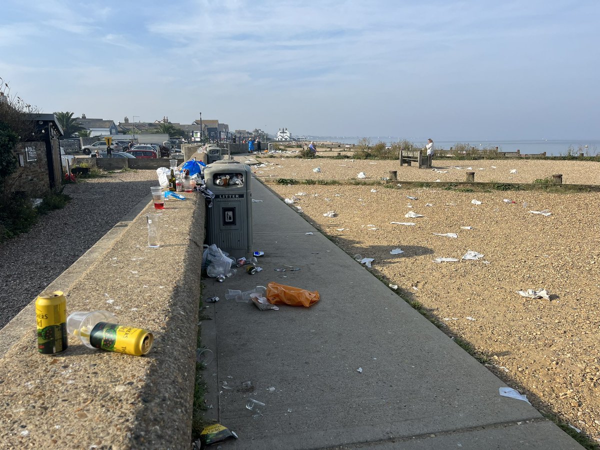 Very sad to see Whitstable beach this morning.
#whitstable #beach <a href="/canterburycc/">Canterbury City Council</a>  #litter