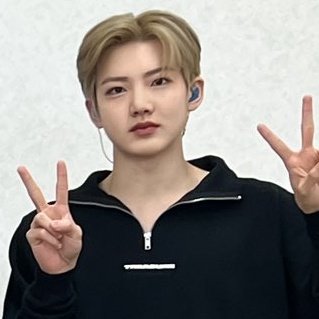 kyuhoer's tweet photo. exactly ✨️variation✨️ free junkyu forehead. me love it. https://t.co/fU7twnP7jI