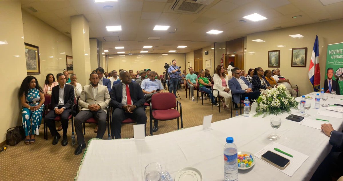 En estos momentos, dominicanos que forman parte de la diáspora en Europa, realizan exitoso acto del Sector Externo en España. En la mesa se distinguen Gral (r) Guzmán Fermin y Victor en representación nuestra, Yazmín Machuca, Junior, Roberto J. FP, y el Dr J. L. Encarnacion B.