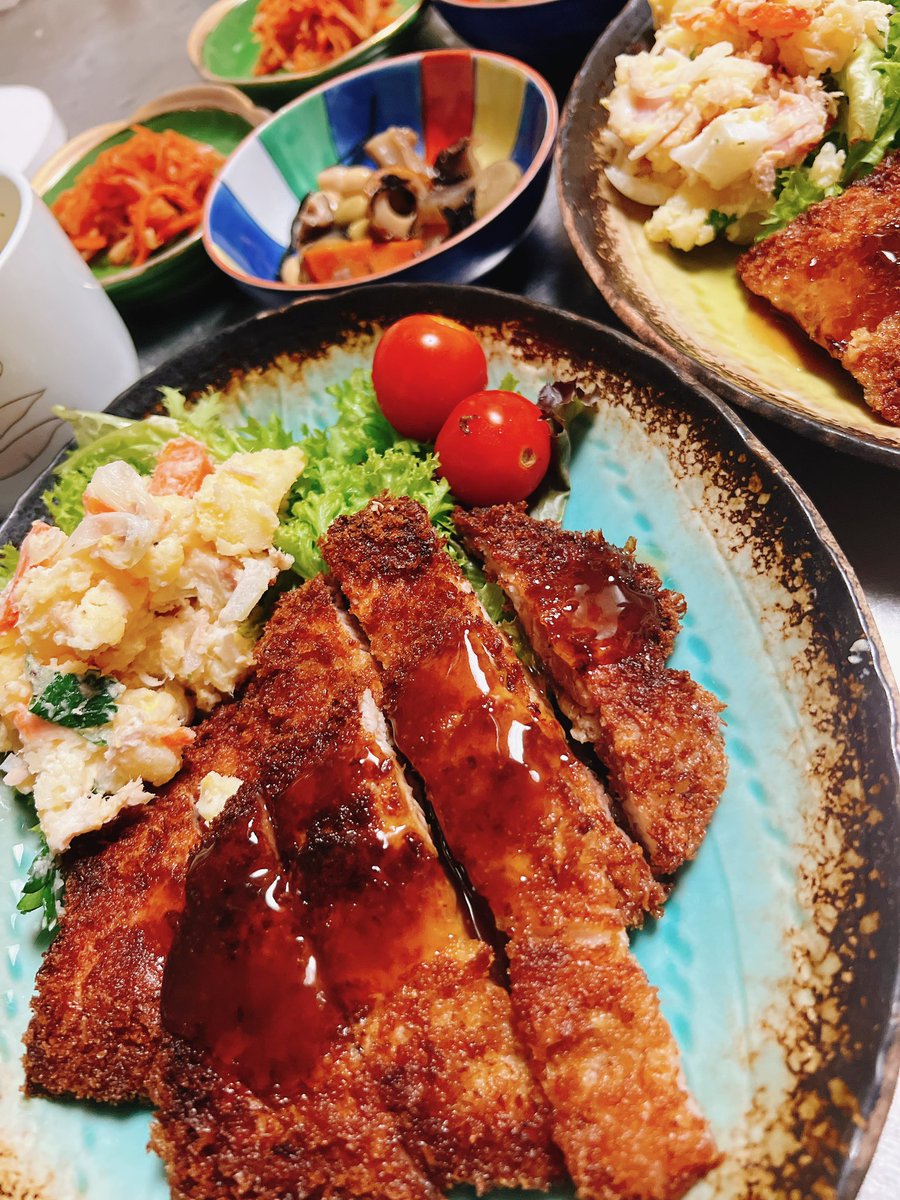 ikuko1107's tweet photo. 韓国ドラマで『とんかつ』を食べているシーンを見ていたらど〜しても食べたくなった😆
#おうちごはん #とんかつ #ポテトサラダ #ひじき煮豆 #大根キムチ #玉子スープ #料理記録 https://t.co/a07JwOOAXO