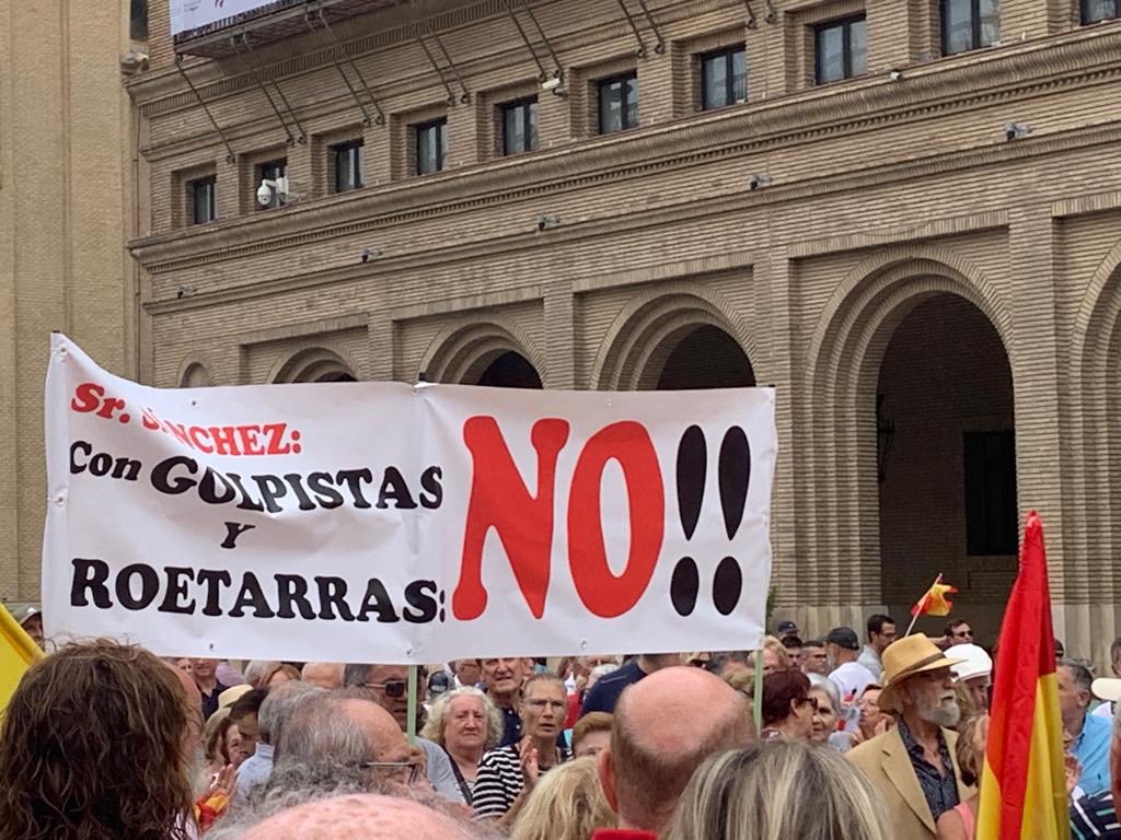 vitoquiles's tweet image. 🔴 #ÚLTIMAHORA | Miles de personas se manifiestan contra la amnistía y los pactos de Sánchez frente a todos los Ayuntamientos de España.