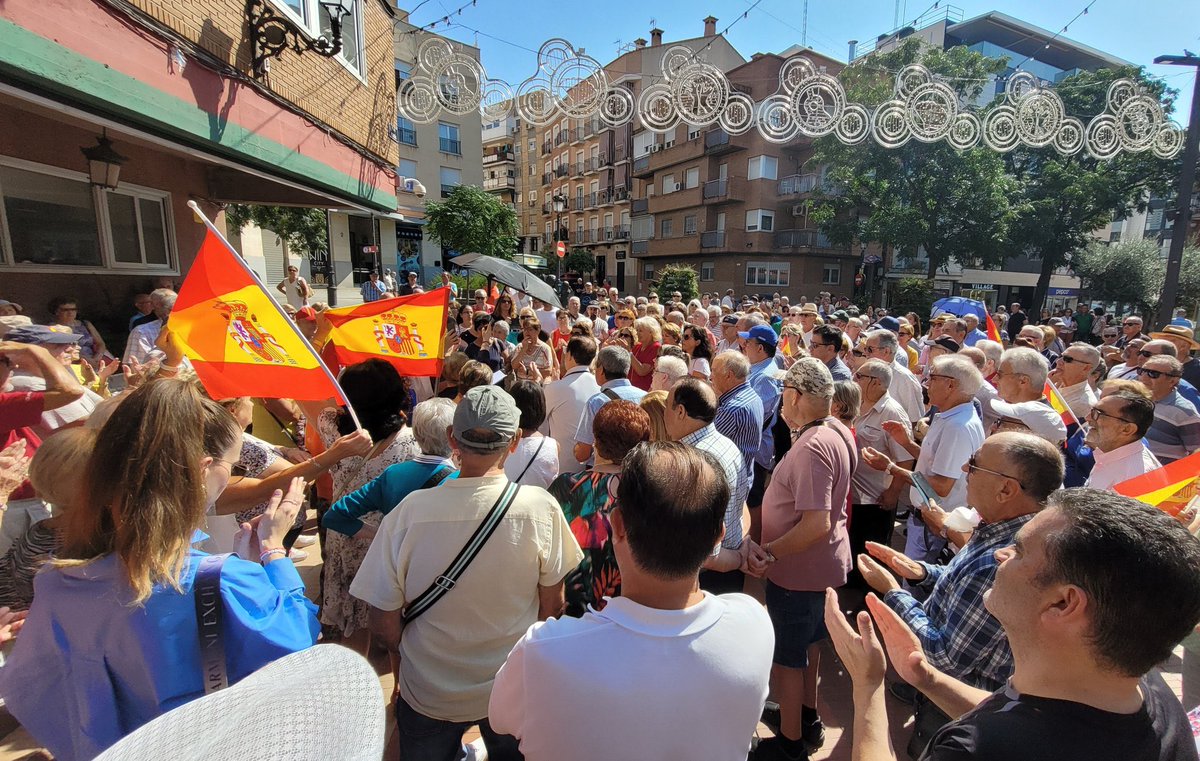 vitoquiles's tweet image. 🔴 #ÚLTIMAHORA | Miles de personas se manifiestan contra la amnistía y los pactos de Sánchez frente a todos los Ayuntamientos de España.
