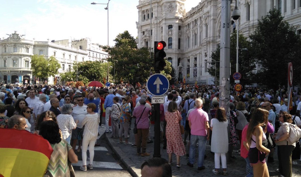 vitoquiles's tweet image. 🔴 #ÚLTIMAHORA | Miles de personas se manifiestan contra la amnistía y los pactos de Sánchez frente a todos los Ayuntamientos de España.