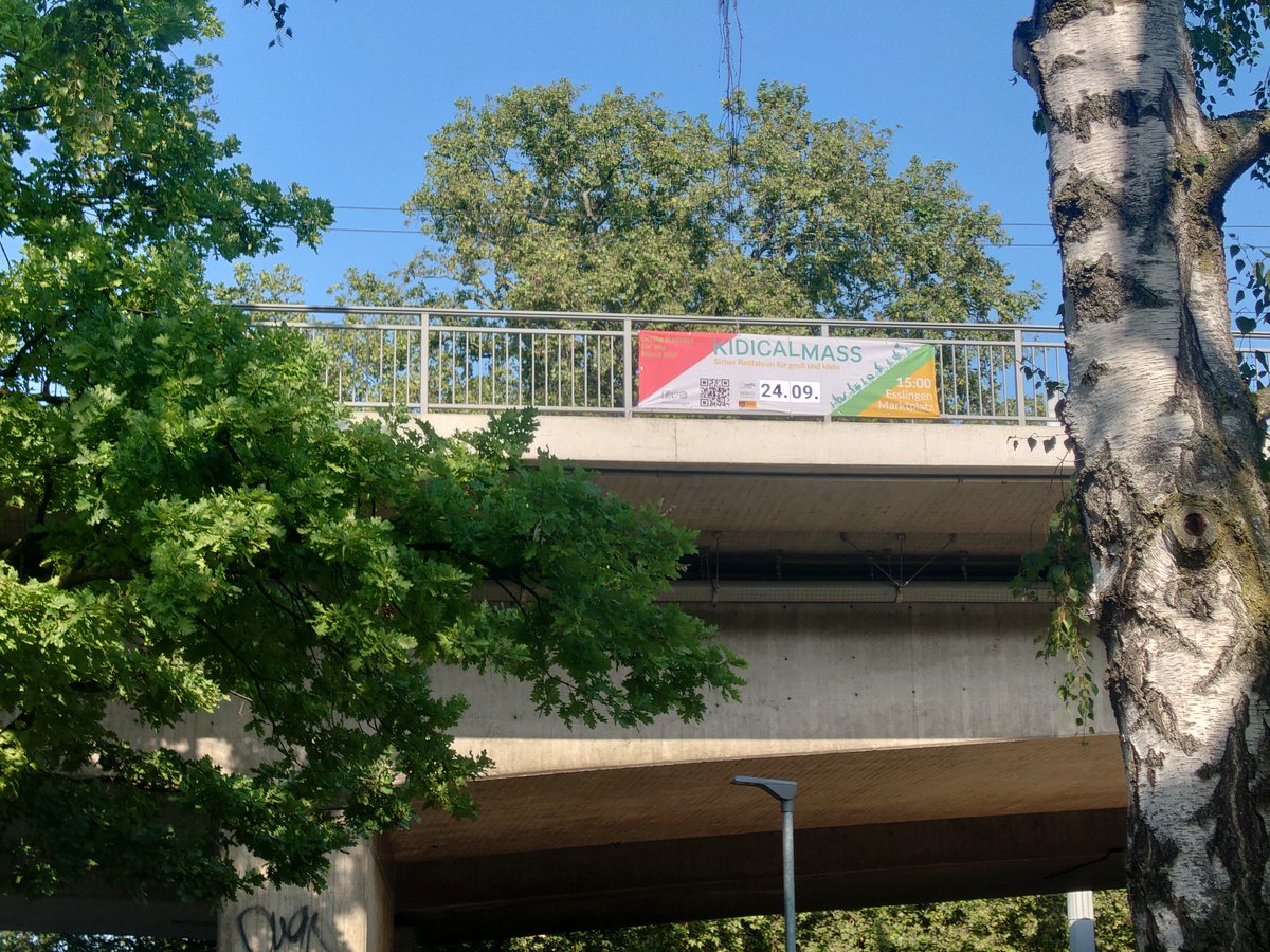 Jetzt auch in Ihrer Nähe: Ein Brückenbanner von der KidicalMass in Esslingen