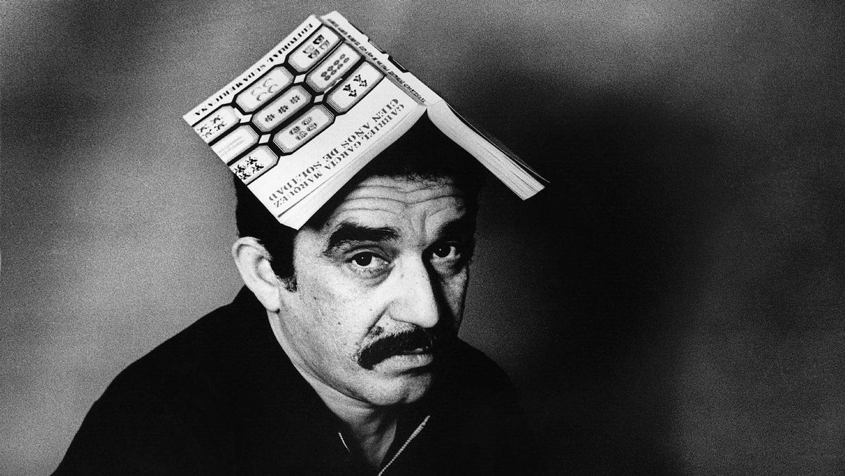 HistoriasLitera's tweet photo. Cuando terminó de escribir Cien años de soledad, García Márquez no tenía dinero ni para mandarle la novela al editor. 

Al llegar con Mercedes Barcha, su mujer, a la oficina de correos para mandar la novela a Buenos Aires, el empleado la pesa:
- Son 82 pesos - les dijo. 

La pareja busca y rebusca en sus bolsillos:
- Sólo tenemos 53. 

Ambos deciden dividir el paquete por la mitad y mandarlo por partes. Lo que no advierten, es que por error mandan la segunda parte de la novela en lugar de la primera. 

Francisco Porrúa, editor de Sudamericana, quedó fascinado al leerla y les envió el dinero para que mandaran el resto. 

Al año siguiente apareció Cien años de soledad, y su primera edición se vendió en menos de un mes.
Actualmente lleva más de cien ediciones y de 50 millones de libros vendidos.