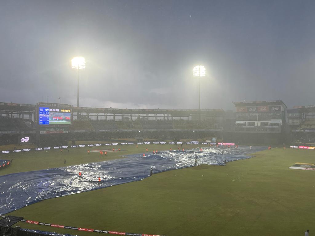 hammadmughal818's tweet photo. Heavy rain stops play at the Premadasa Stadium🏟

#INDvPAK #INDvsPAK #AsiaCup2023
#INDvsPAK https://t.co/muNjfzEqSs