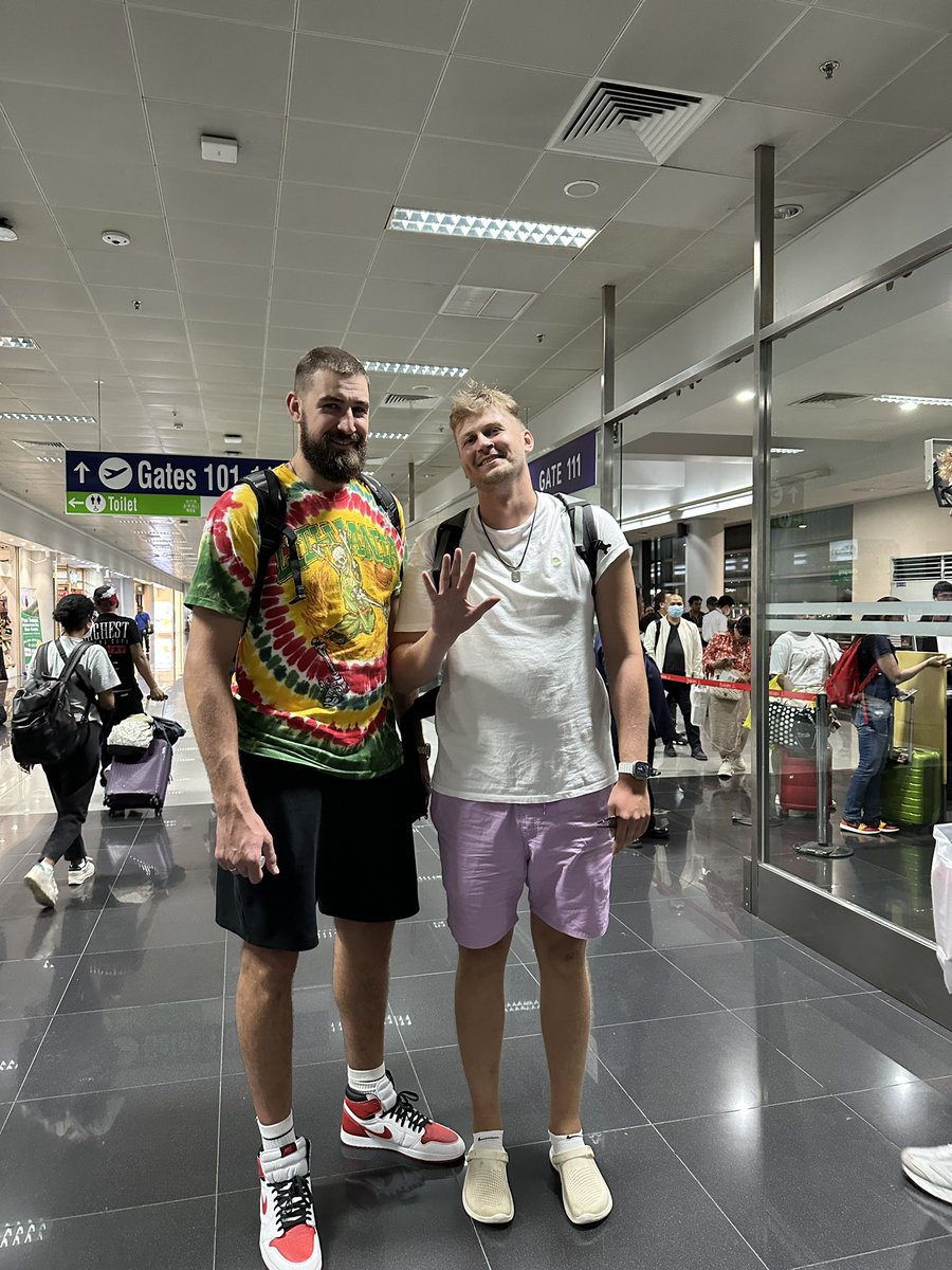 Gromuls's tweet photo. Pateicu, ka es rādīšu 5 un lai viņš rāda 6! Dabūju pretī: “bad joke! 🥰 🇱🇹🇱🇻 #FIBAWorldCup2023 #6spēlētājs #uzpriekšulatvieši #trīszvaigznes https://t.co/bFVRVSI0aE