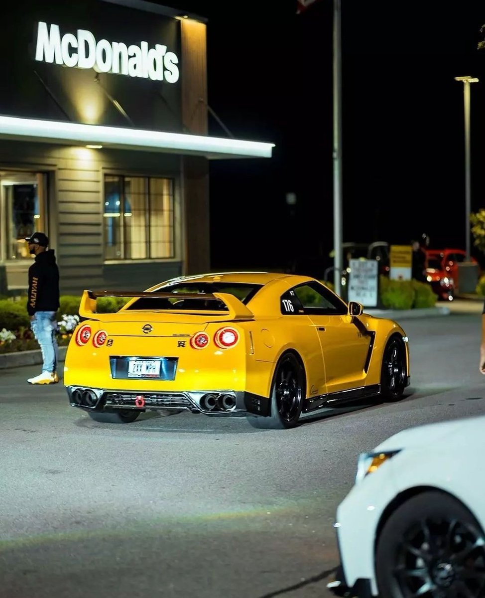 Yellow spec'd Nissan GTR-R35 🍌