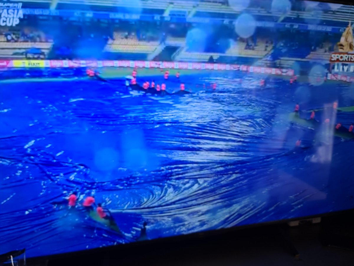 Sheikh4Pakistan's tweet photo. @ECB_cricket 
When it rains in England there's around 10 staff covering the square. Watching the Asian Cup as it rains 100 plus staff cover the whole ground. Why can't you do the same? https://t.co/TZKwuvFlH5