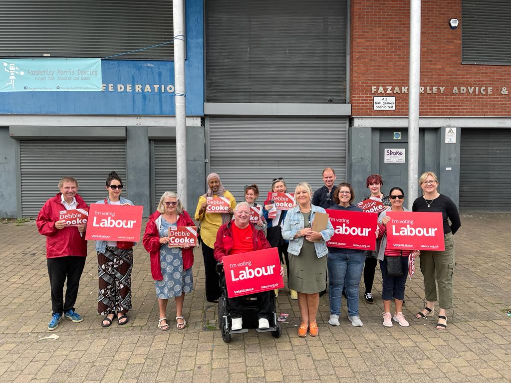 William_OldSwan's tweet photo. We had  🌞 sunshine  this morning in #FazakerleyEast by-election campaignon on the  #Labourdoorstep for our local  @LiverpoolLabour candidate @DebbieCookeFaz #LocalVoiceLocalChoice 🌹#VoteLabour This Thursday @UKLabour https://t.co/hz0dluLm7s
