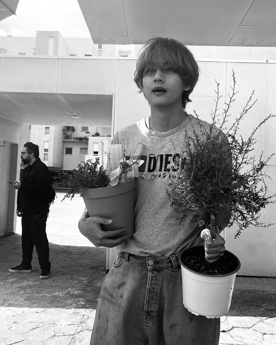 btsinthemoment's tweet photo. [thv] instagram post 

🐯 behind the scene ☺️ https://t.co/eTzmyYJHrs