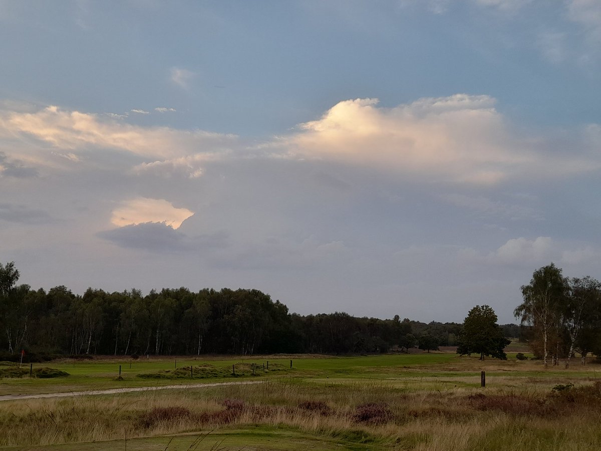 DBlyth5's tweet photo. @carlhiles 19-00 Longmoor Valley (9/9/23)
Could see this Cumulonimbus from 40 miles to the North.
Happily "Sparking" away. No Thunder at that distance. https://t.co/OVFi4VJJq8