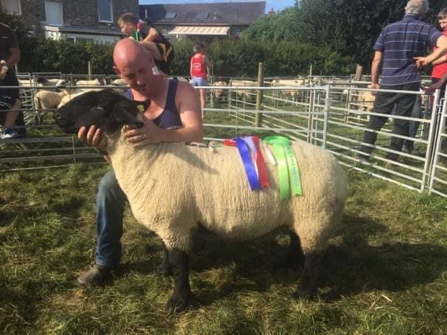 Pencampwr y sioe ddefaid eleni! 🥇
Champion sheep of the show this year! 🥇

Diolch i Anwen Blaenblodau am feirniadu. Llongyfarchiadau i deulu Thomas, Blaenantygarn.