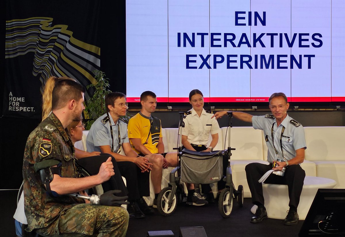 SanDstBw's tweet photo. Auf der #TeamRespectArea während der #InvictusGamesDe erfahren die Gäste mehr zu den Begriffen Exklusion, Integration und Inklusion. Doch wofür stehen sie? Das veranschaulicht #Oberstarzt Dr. Andreas Lison mit einem kleinen interaktiven Experiment. https://t.co/o8HSzgSI6a