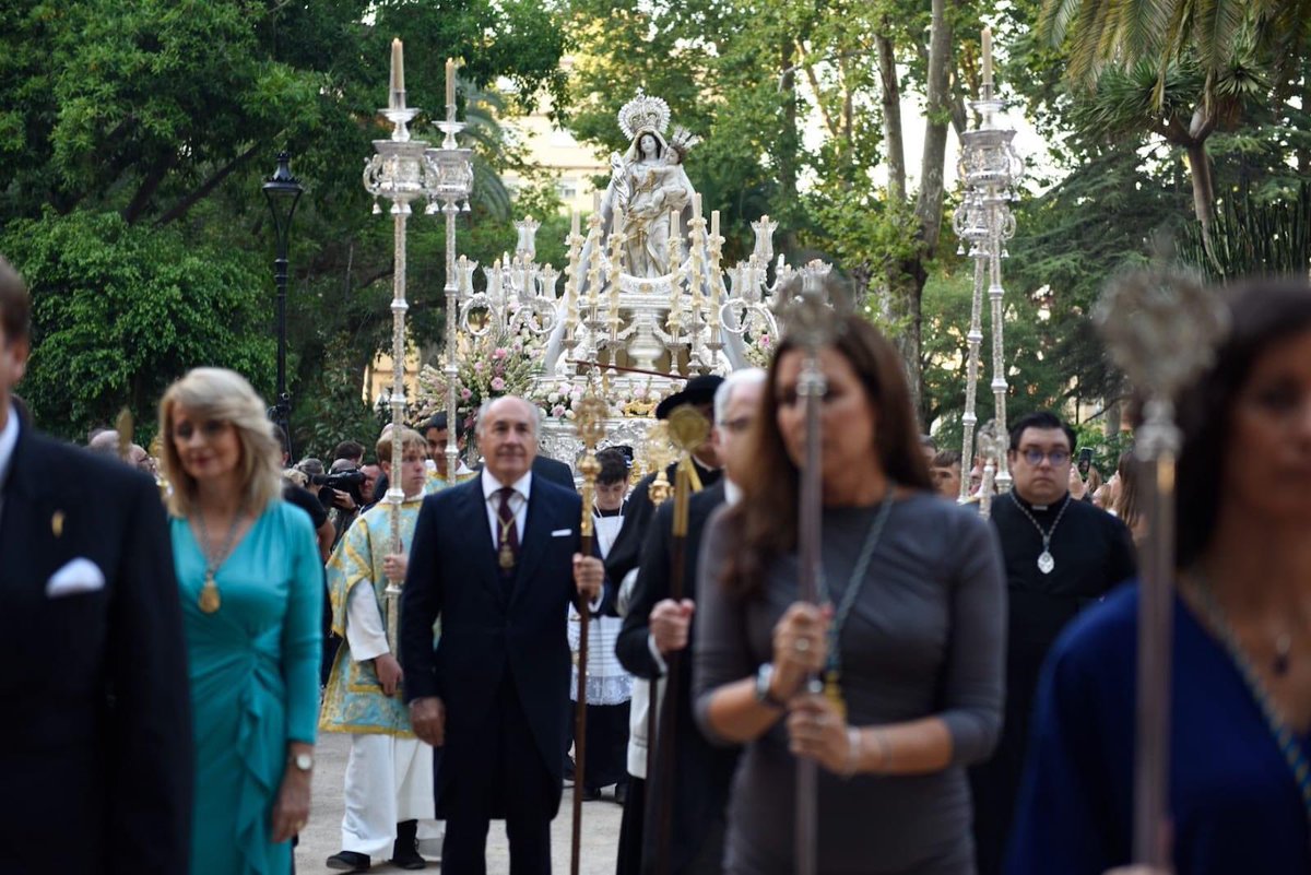 Algeciras vivió ayer una jornada histórica con la celebración de la Procesión Magna Mariana por el centenario de la Patrona. 

Miles de personas llenaron las calles de la ciudad para disfrutar del paso de doce imágenes.