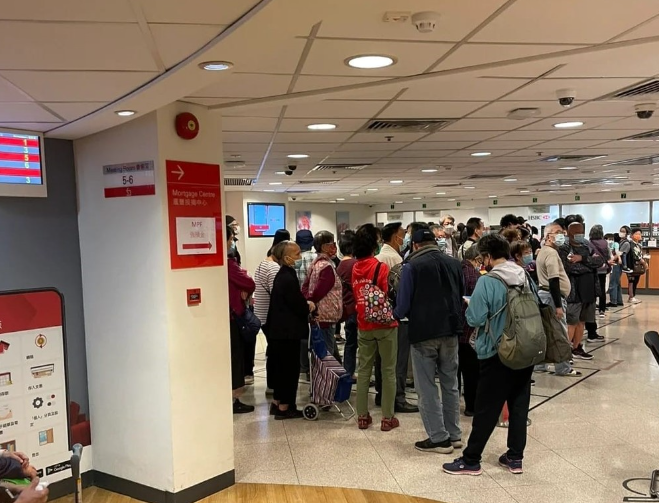 🔥历时3天，在港累计跑了上百公里！
亲自办理港卡实操经验流程！整理不易！
转发收藏以备后用！
在分享之前先看下每个银行的优势，正常办理一个就行！更详细的优势自行查阅！
众安银行：0预存，0管理费，支持16种币种，虚拟银行有实体卡!
申请难度：无难度（到港必开的卡）如需邀请码填这个：GG83A5