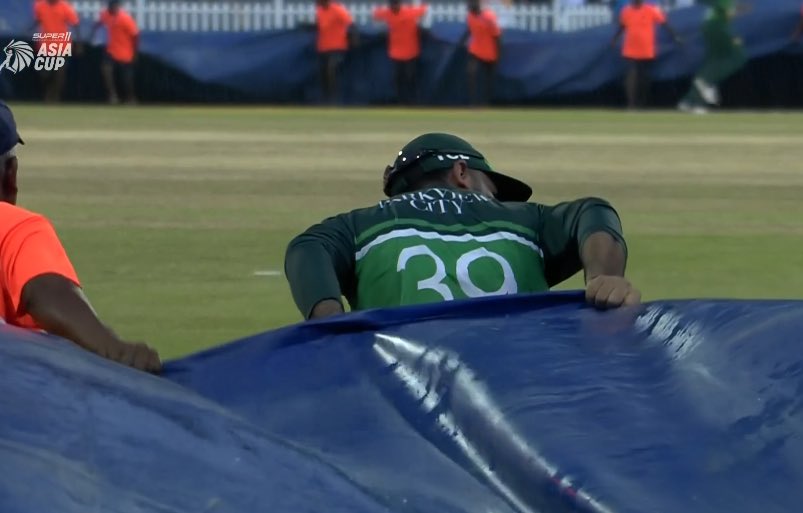 warrior_pak's tweet photo. Fakhar Zaman helped the groundstaff in Columbo get the covers on..Great sportsmanship 👌 https://t.co/5LzsgGSFY3