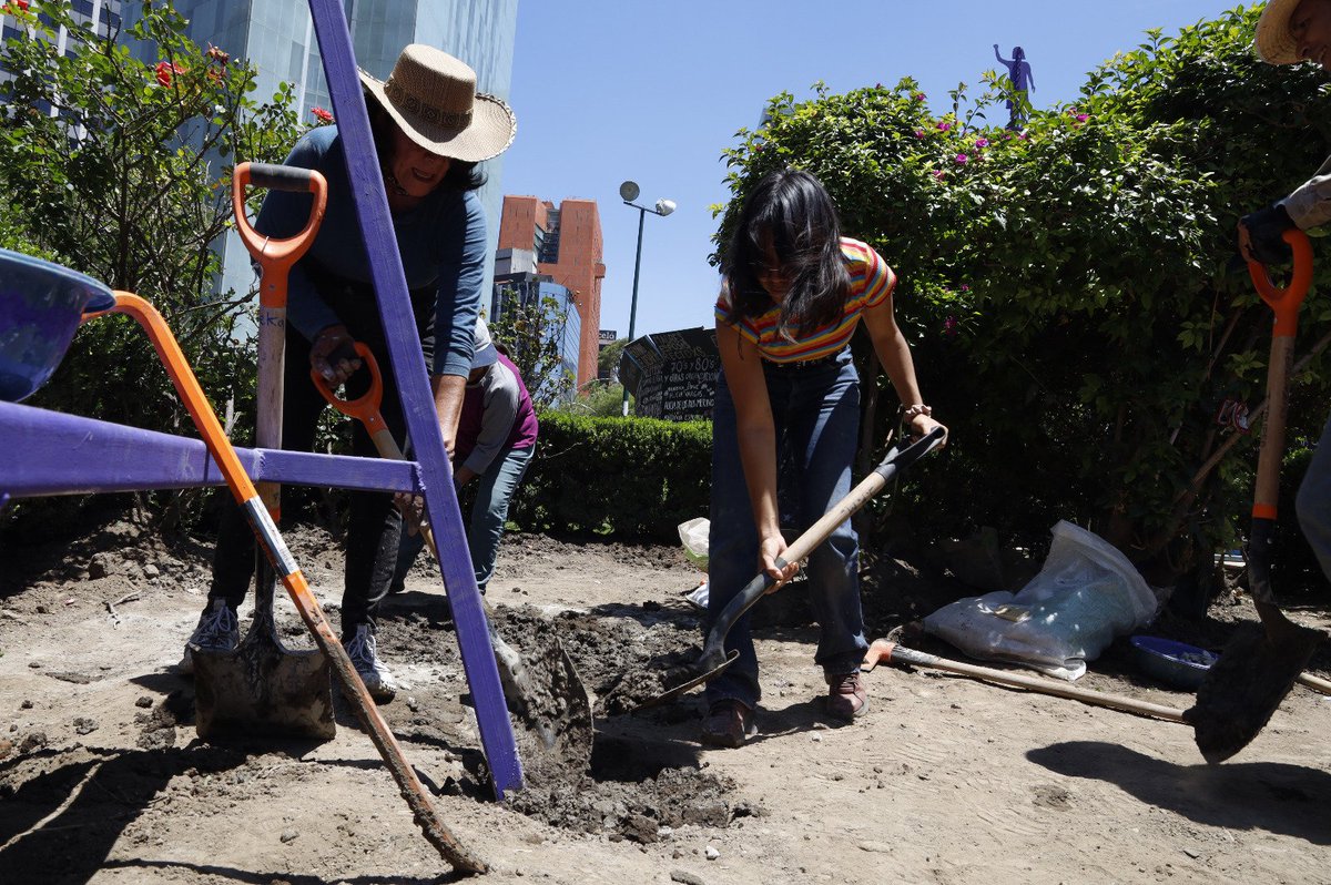 antimonumenta's tweet photo. ¡La Glorieta de las mujeres que luchan, crece!
Colocamos nuevos elementos que nos permitirán seguir compartiendo nuestras luchas, exigir Justicia y habitar nuestro sitio de memoria viva.
 ¡Próxima inauguración! 
La memoria no se vende, se ama y se defiende. https://t.co/TkkElaEYaU