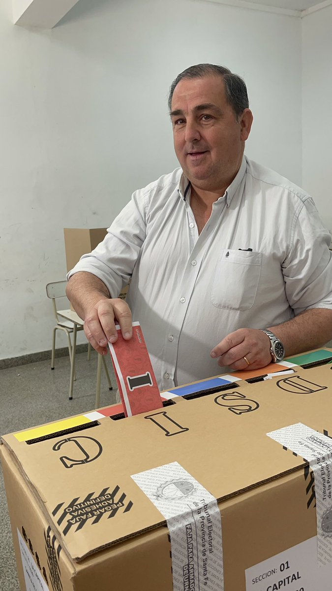 juan_poletti's tweet photo. Voté convencido de que hoy comienza una nueva etapa para nuestra querida Santa Fe. 
Celebremos una jornada más de democracia, vayamos a votar. https://t.co/Azk5o4Ox6w