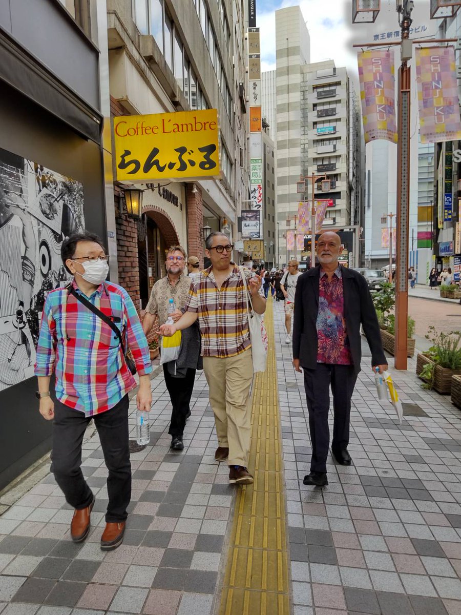 anonimasoundltd's tweet photo. 左から
片山伸さん @italianmusicjp 
ミシェルさんのご友人
通訳の方
ミシェル・ハイゲンさん

#NEURONIUM
#SPAIN 🇪🇸
#BARCELONA https://t.co/kcZyb1WZFT
