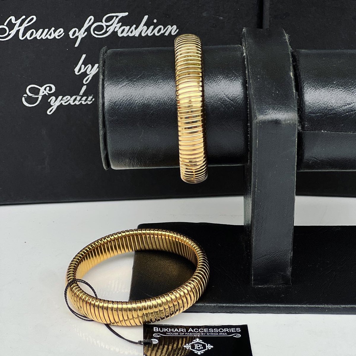 BukhariACCESSOR's tweet photo. “SNAKE BRACELET” | Boho 🔥 Style 😎 Bracelet bangle✨ in stretchable 💫 metal (Can fit small-medium-large size) ready to wear exclusively by #bukhariaccessories 
Single : 2500/-
Pair: 4500/-
#bangle #bracelet #goldbangle #bohochic #westernwear #jewel #AsiaCup2023 #IndiavsPak https://t.co/f2qnEexUxy