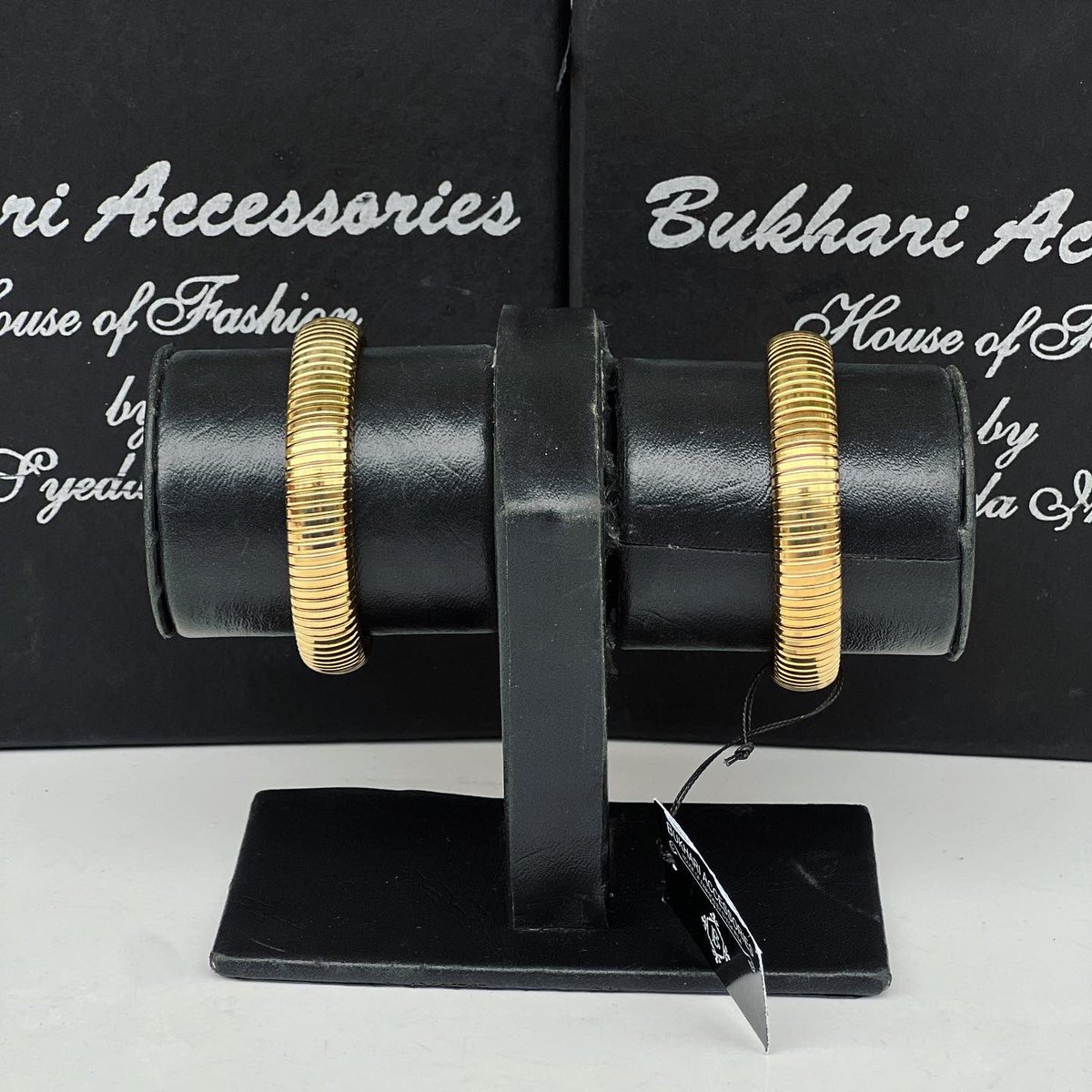 BukhariACCESSOR's tweet photo. “SNAKE BRACELET” | Boho 🔥 Style 😎 Bracelet bangle✨ in stretchable 💫 metal (Can fit small-medium-large size) ready to wear exclusively by #bukhariaccessories 
Single : 2500/-
Pair: 4500/-
#bangle #bracelet #goldbangle #bohochic #westernwear #jewel #AsiaCup2023 #IndiavsPak https://t.co/f2qnEexUxy