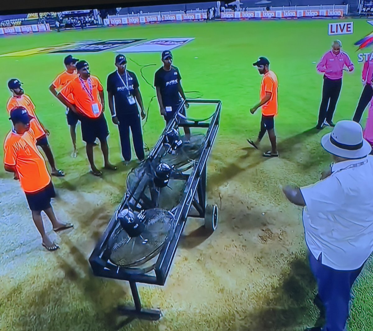 Innovation 🤝🤝#PakvsInd #AsiaCup2023 

Ground staff doing the most thankless job.
