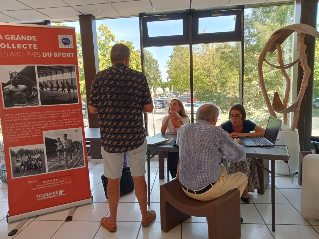 GenealogieXV's tweet photo. Les chouettes rencontres de généalogie + le spectacle ont eu lieu vendredi près de Tours. Merci à @archives_37 @geneanet @cgdt37 #cercleLoirEtCher #tresorsepia #pechereau @GeneaPrime et Archives & Culture bien sûr ! https://t.co/gP9v5UiXQQ