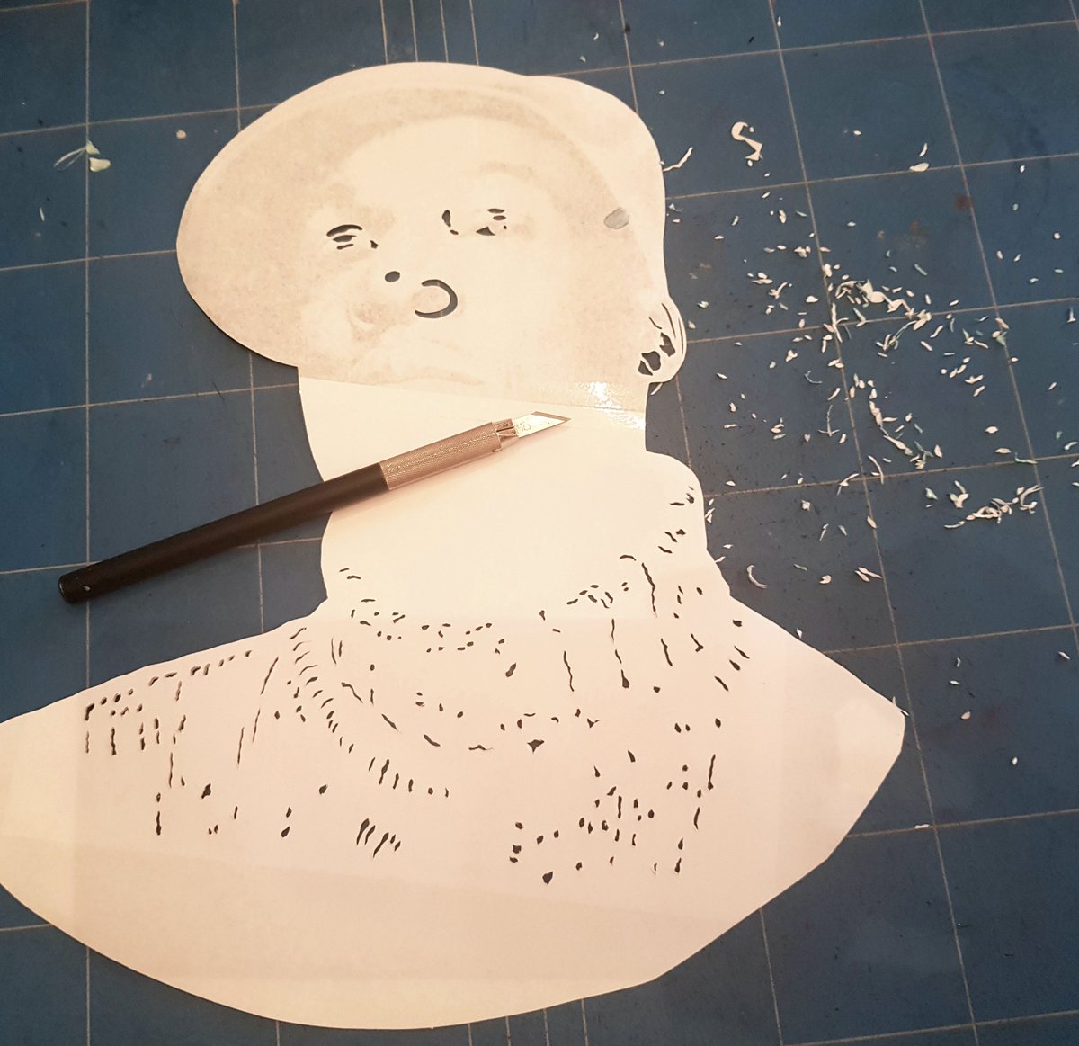 Aquademy's tweet image. Cutting confetti.... if confetti was much smaller...
#stencil #stencilart #handcut #graffiti #spraypaint