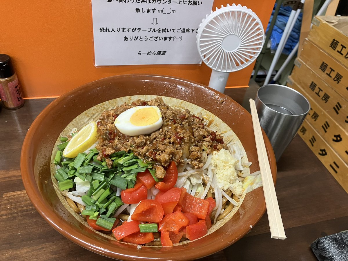 Xe8ypEp's tweet photo. 【らーめん漢道】
@ramenotokomichi 
『限定🇹🇭 漢のスパイシーガパオ麺🇹🇭麺増し800g』

旅行の帰り道に、締めでちょっと寄り道しました☺️今日の麺はよりムッチムチで凄かったです♪辛さは苦手でも全然美味しく食べられました...からのセブンで
す。
明日からまた頑張りましょう👊

御馳走様でした🤗 https://t.co/xCFY9gEjcn