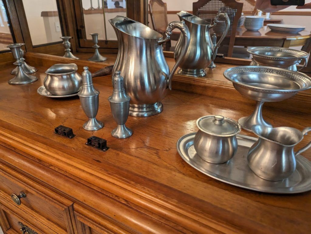 AaronSiepierski's tweet image. The Livonia Estate Sale is clearing out all of its inventory! 🤩 Furniture, decor, appliances, you name it - it's all up for grabs. 🏷️🏷️🏷️ Don't miss out, come on down from ⏲️10am to 4pm today.

#rusticcabinet #glasscollection #silverwarecollection #silverwareforgrab #silverware