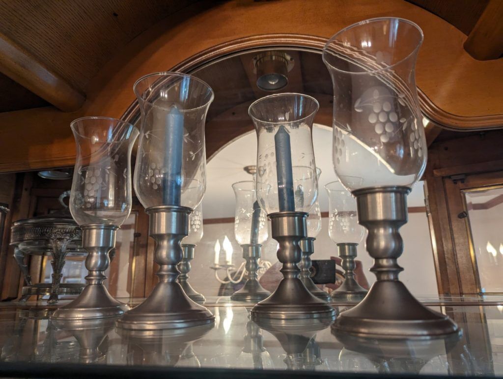 AaronSiepierski's tweet image. The Livonia Estate Sale is clearing out all of its inventory! 🤩 Furniture, decor, appliances, you name it - it's all up for grabs. 🏷️🏷️🏷️ Don't miss out, come on down from ⏲️10am to 4pm today.

#rusticcabinet #glasscollection #silverwarecollection #silverwareforgrab #silverware