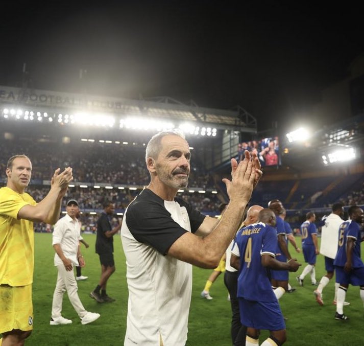 A special night at Stamford Bridge to pay tribute to one of its legends, Gianluca Vialli. 🙏 In front of his family and the fans, many players who have marked the history of Chelsea and Bayern Munich, played to honour his memory. 💙 Very proud to be part of it @ChelseaFC