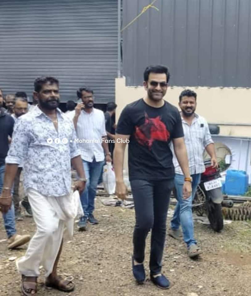 #PrithvirajSukumaran in the set of #Empuraan  🔥⭐

#prithviraj #Mohanlal #muraligopi #lucifer #antonyperumbavoor #manjuwarrier #tovinothomas #stephennedumbally #abrahamkureshi 
#aashirvadcinemas #saniya