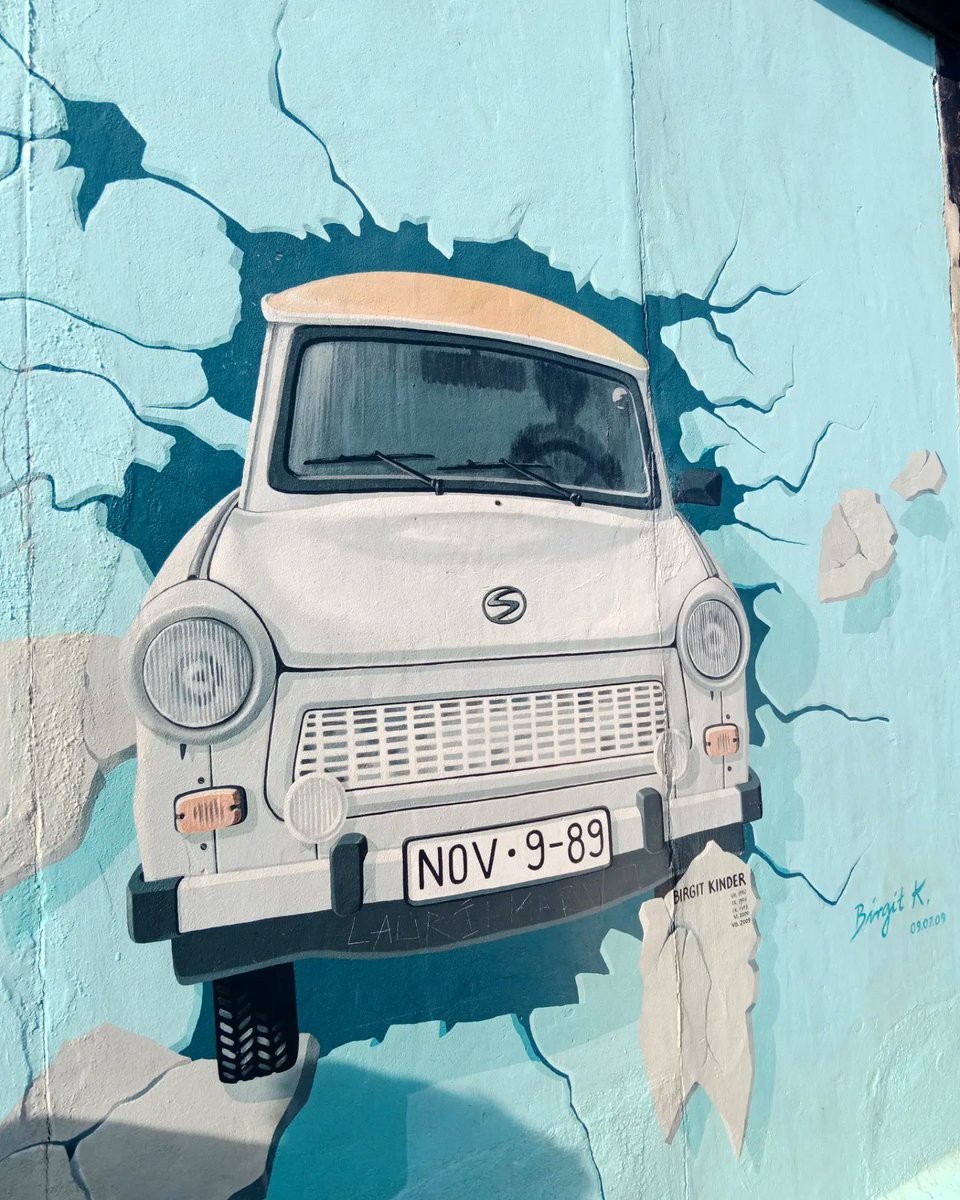MrFox_86's tweet photo. Buttare giù i muri per liberare il colore ♥️
#eastsidegallery #breakingthewall #art #Berlino https://t.co/mZ8TtRUOae