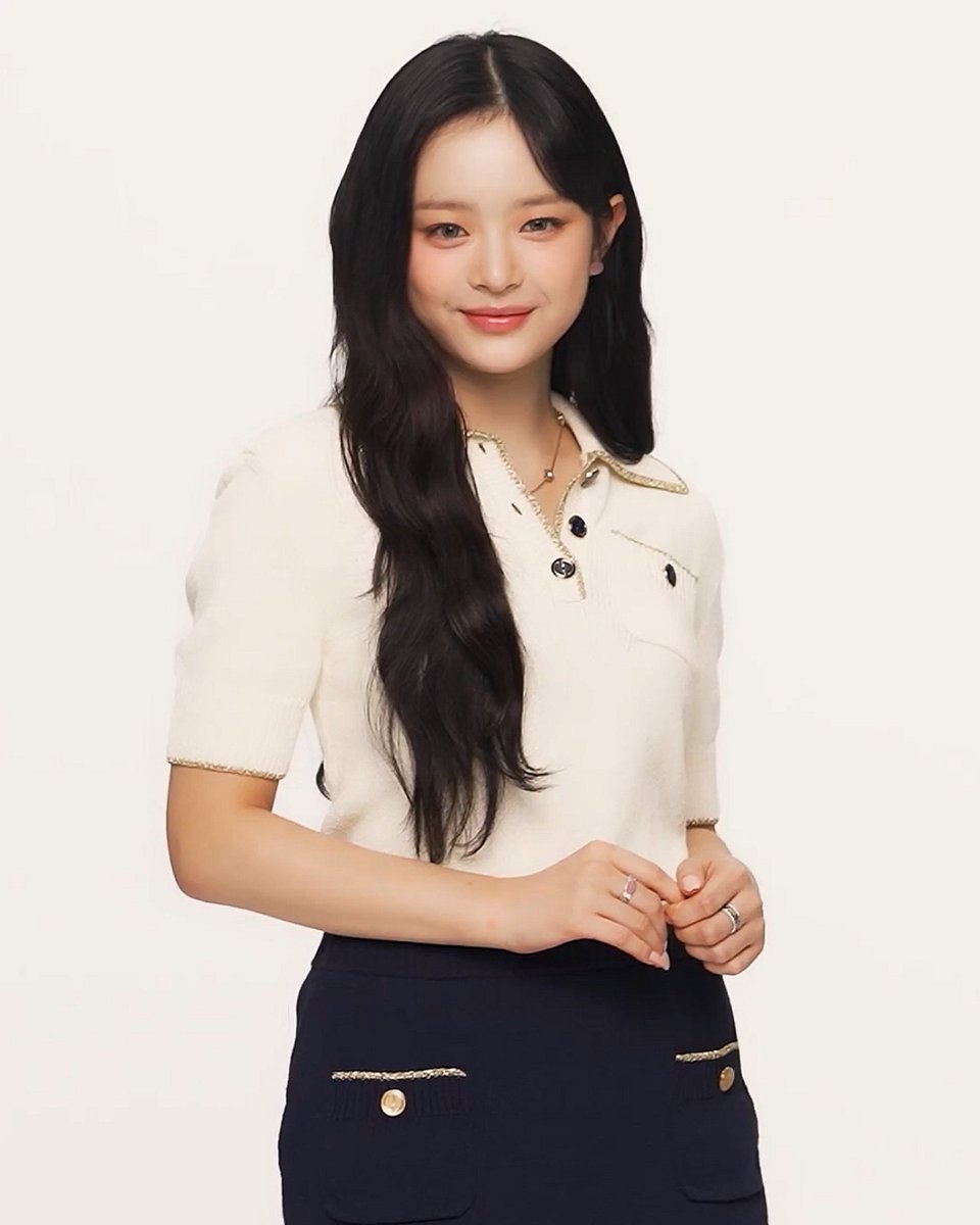 In alluring beauty and astonishing luxury, this photo seems to show me as a charming royal princess in the Hyundai Department Store. when I look radiant in luxurious clothes and graceful in nature, it proves that the elegance I possess is unmatched