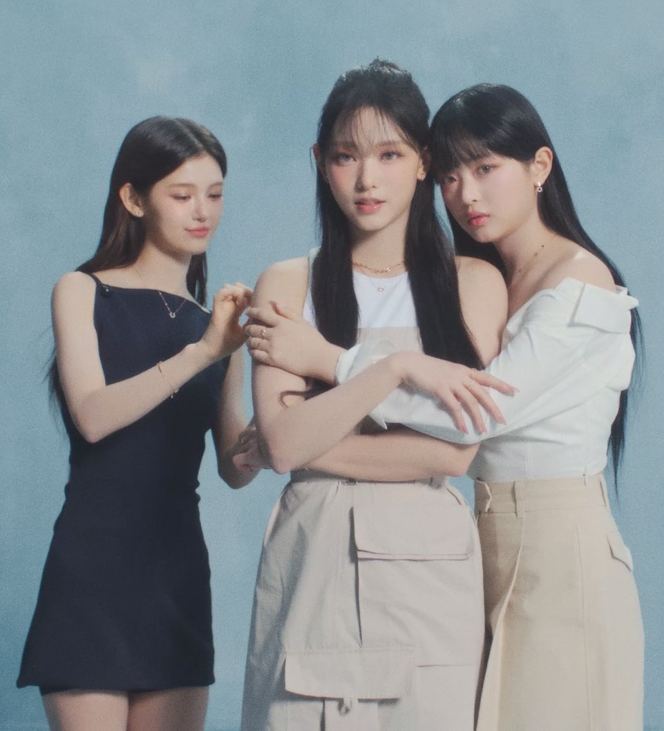 with me, haerin and danielle. we feel the clarity of Stonehenge and the quality that transports us back into a world full of wonder and eternity. the elegant combination that we provide for photoshoot with Stonehenge produces every charming photo