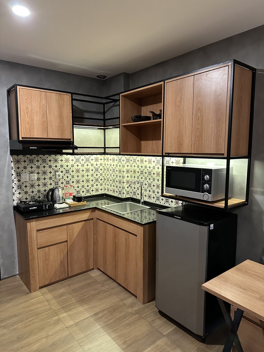 PARAH!!! BAGUS BGT HOTELNYA 😭

Ga expect bakal sebagus ini. Udah kaya condotel, ada kicthen lengkap sama perabotan, kulkas, microwave.

Tiap sudut estetik, suka bgt sama design n konsepnya. Banyak storage n lemari, jendelanya lebar. Bener2 ga salah pilih buat rayain b’day 😂
