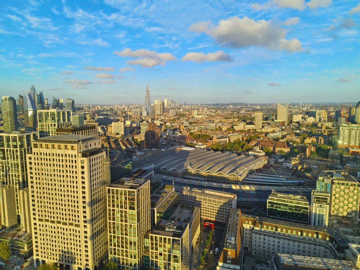 ealmajed1's tweet photo. If you come to London, don't forget to ride the London Eye because it can be said to be the largest Ferris wheel in the world, and it's worth the ride. The view from the top is amazing. https://t.co/PBloGrrKWI