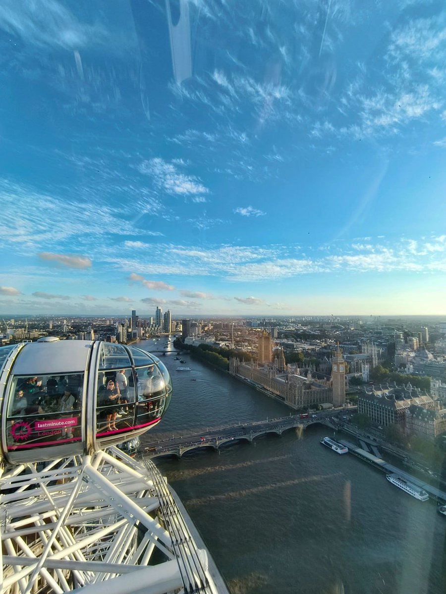 ealmajed1's tweet photo. If you come to London, don't forget to ride the London Eye because it can be said to be the largest Ferris wheel in the world, and it's worth the ride. The view from the top is amazing. https://t.co/PBloGrrKWI