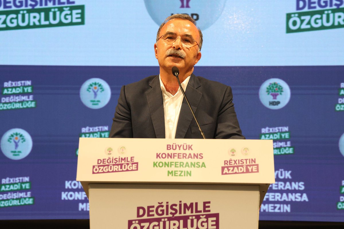 İlk günün heyecanı, onlarca yılın birikimi ve değerleriyle daha büyük bir kararlılık, inançla bir aradayız. Halkımıza söz verdik; bu mücadeleyi mutlaka başarıya ve zafere ulaştıracağız. Rêxistin azadî ye,değişimle özgürlüğe şiarıyla gerçekleştirdiğimiz Büyük Konferansımız başladı