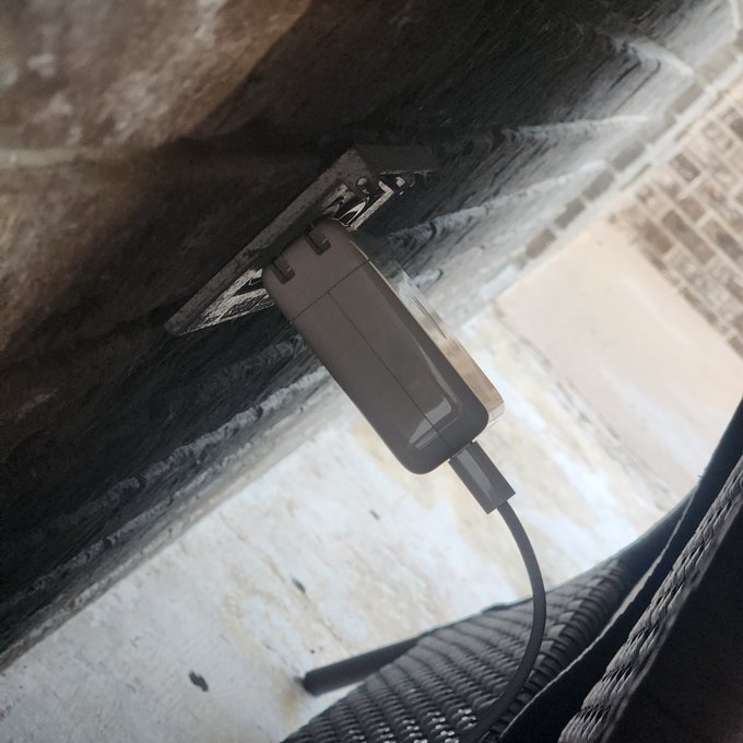 Who decided to make MacBook chargers like this? This is proof they build shit to break. https://t.co