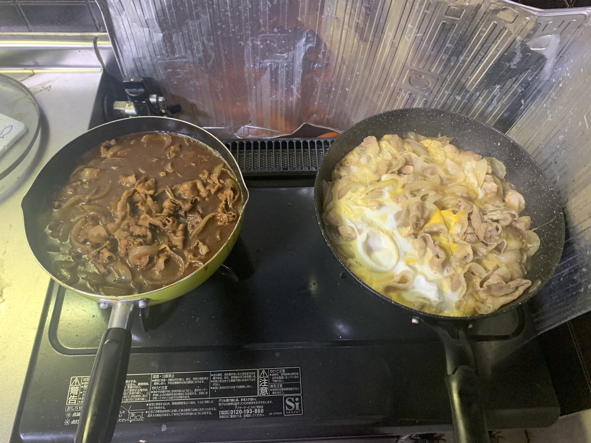 ryolivingalone's tweet photo. 今回はハヤシライスと親子丼を同時進行に作りました🫡
親子丼は卵入れすぎたかな😇
これで平日は忙しくてもなんとかなりそうだ😃
#おうちごはん 
#一人暮らし https://t.co/w1UDsUQ7Y3