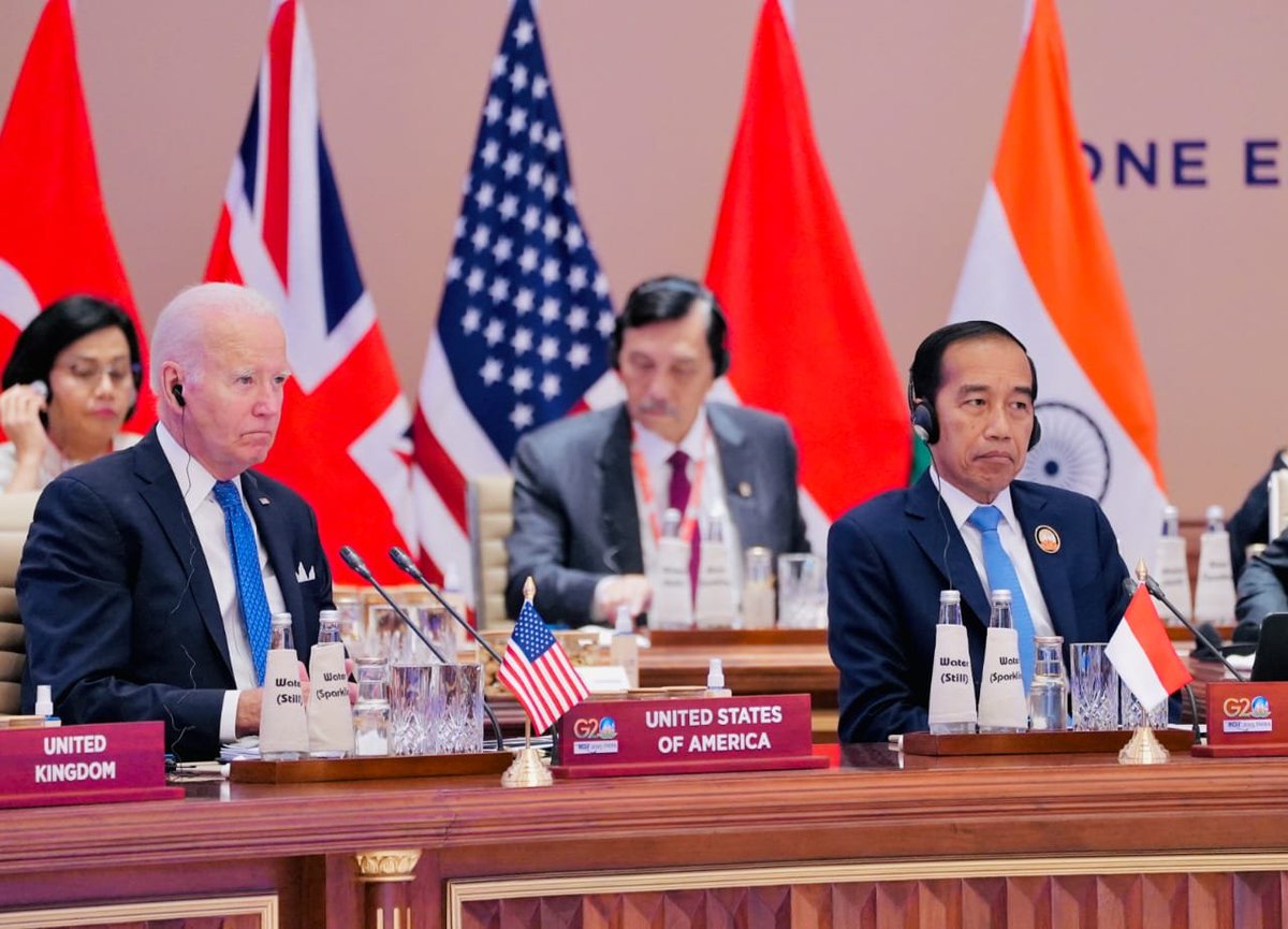MurtadhaOne's tweet photo. FUN FACT
Duduk di samping Joe Biden, presiden Jokowi berani ungkapkan kepada para pemimpin negara peserta G20, bahwa komitmen pendanaan negara maju, masih sebatas retorika dan di atas kertas 😄 https://t.co/w2Nze4PcVT