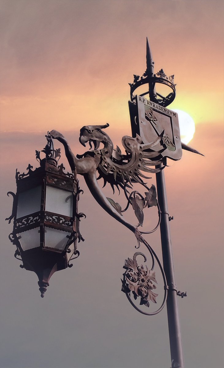 ForjaTiznajo's tweet photo. Farola de forja a la entrada del Paseo del Emigrante en Rus. 
#arquitectura #diseño #decoración
#art #artesania #hechoamano 
#Andalucía #Jaen #Úbeda https://t.co/R6kcHrG6FC