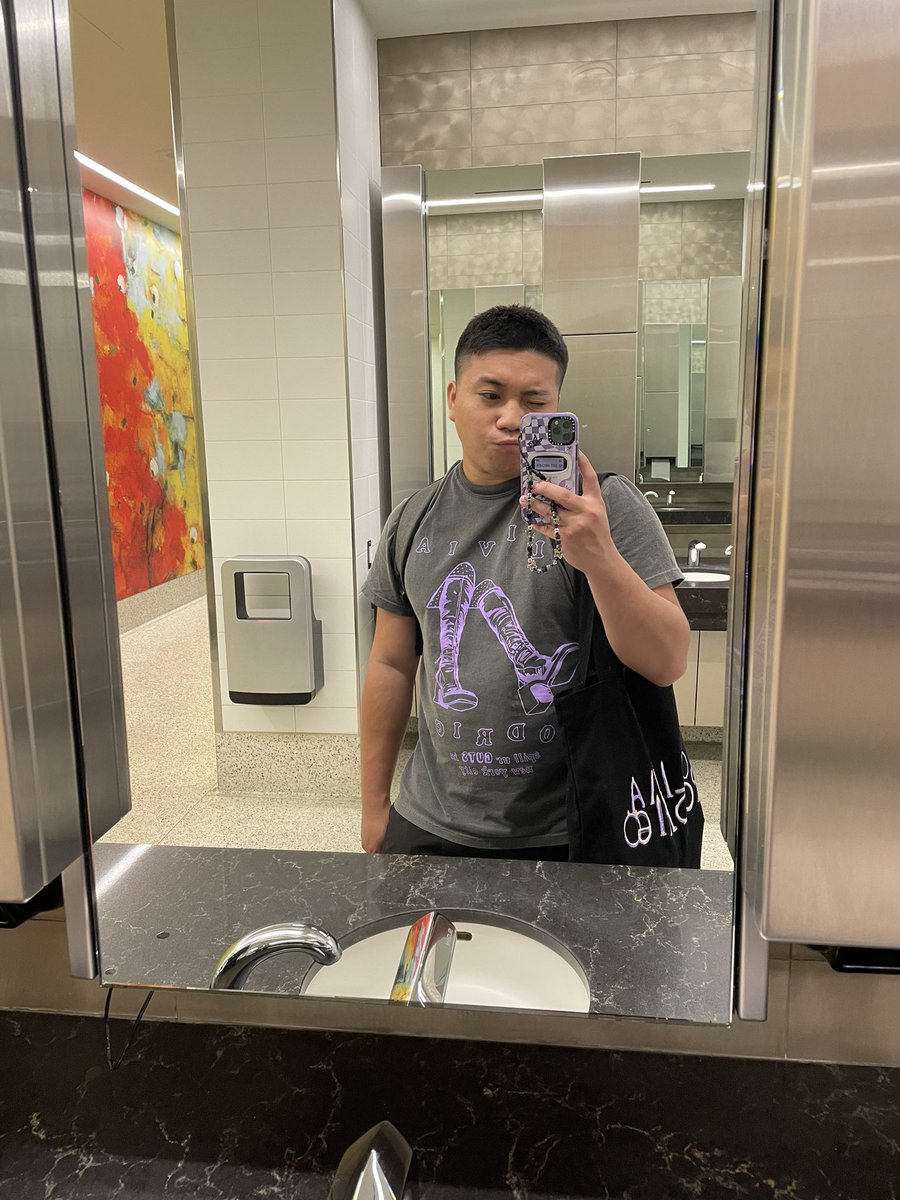 jonaweenie's tweet photo. late post but iโm omw back home from nyc and just wanna say iโm so grateful to have experienced #GUTS release weekend with liv, livieshq, and so many of my livie besties!! these past 2 days were insane, and i never wanted it to end. excited for everything coming!! ๐ #streamGUTS https://t.co/Qzcdl7035d