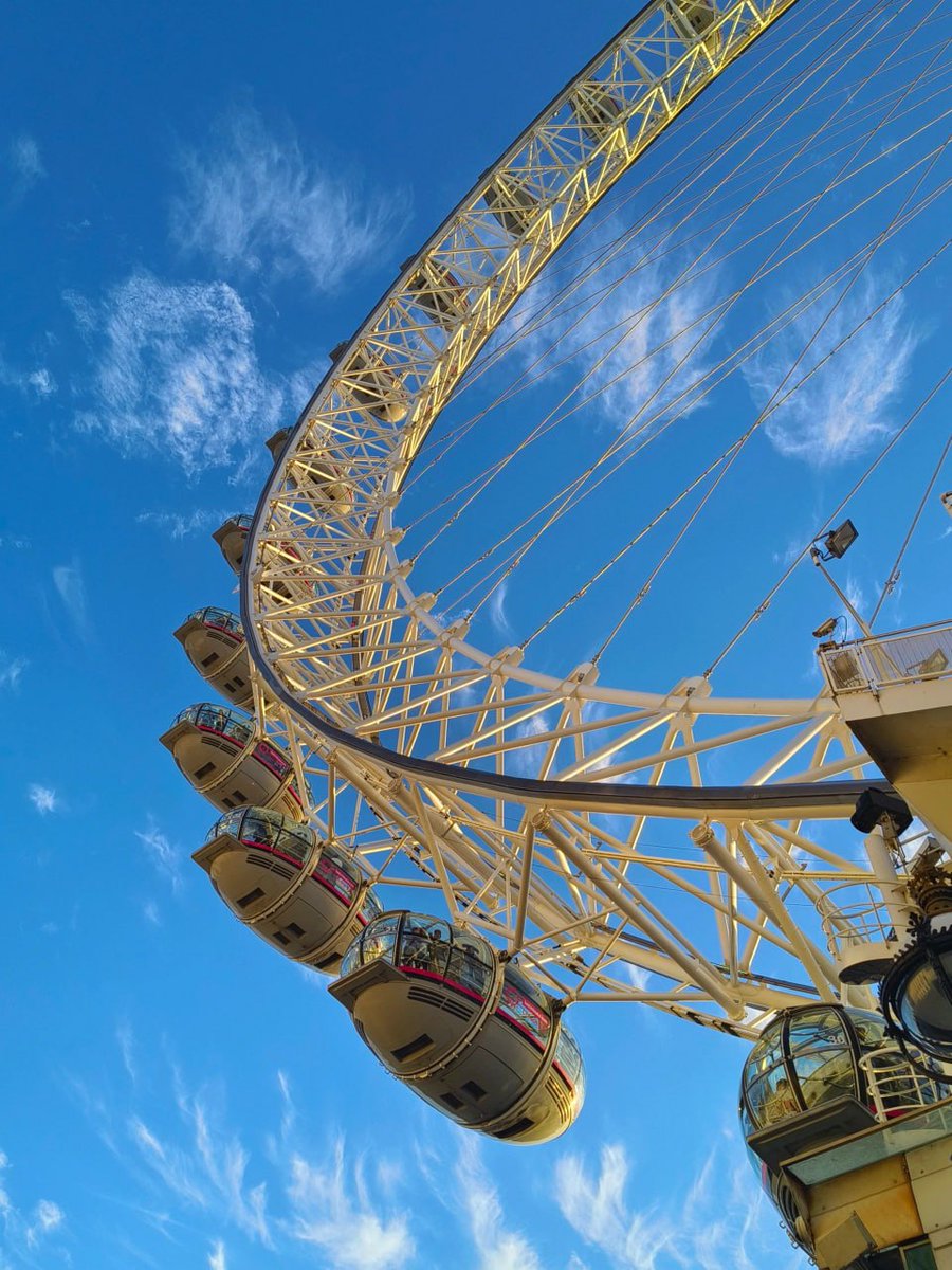 If you come to London, don't forget to ride the London Eye because it can be said to be the largest Ferris wheel in the world, and it's worth the ride. The view from the top is amazing.