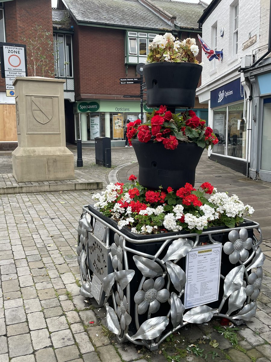 Looking nice and celebrating the contribution of a local man, the late Brian Chappell, who delivered #Pontefract in Bloom single handedly for 10 years. It’s near the Town Hall, which you can visit on a @PontefractCivic #HeritageOpenDays tour this week - book on Eventbrite 🎟️